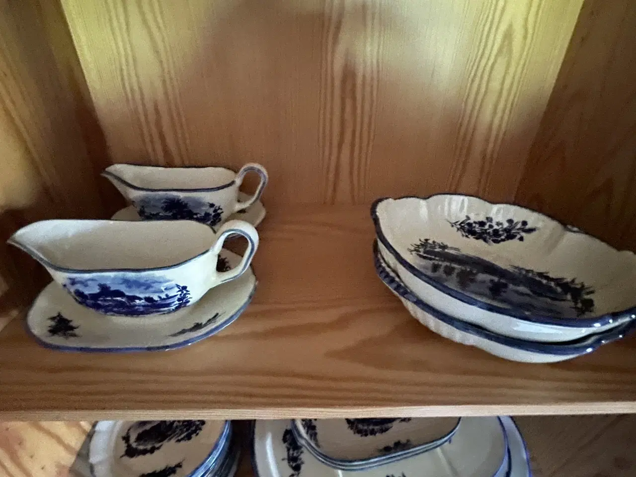 Billede 2 - Steingut spisestel, fade, sovseskåle m.m.