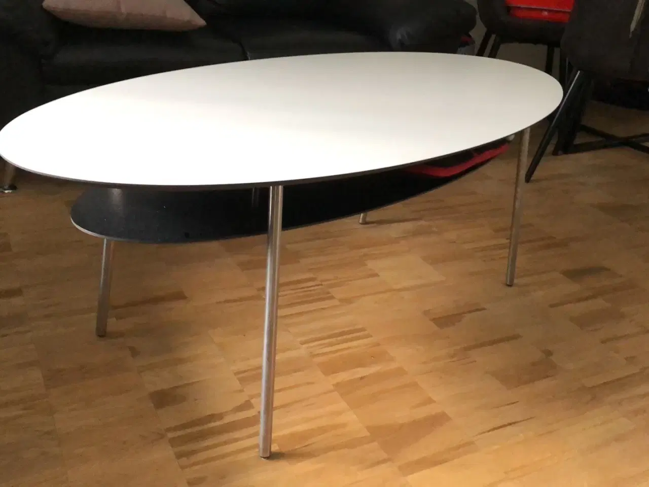 Billede 2 - Hvid oval sofabord med hylde