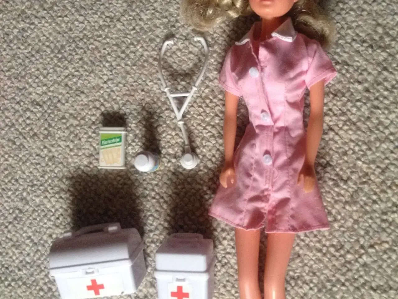 Billede 1 - Barbie som sygeplejerske