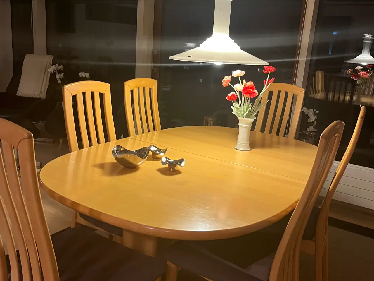 Billede 3 - Spisebord med 2 plader og 6 stole lakeret bøg