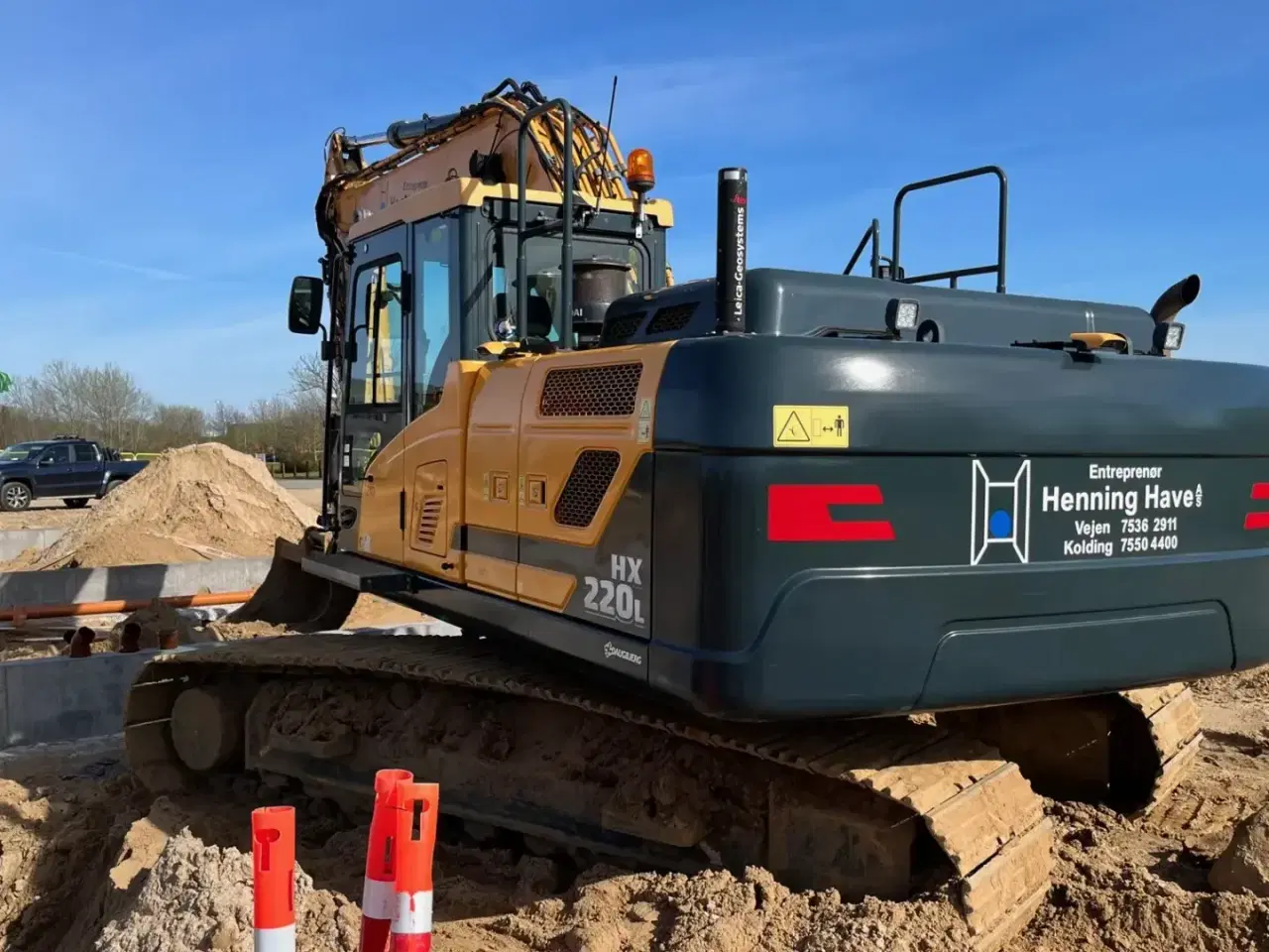Billede 4 - Hyundai HX220L  Velholdt maskine, med Rotortilt, S70 skifte og gribeklo samt ICS maskine styresystem.