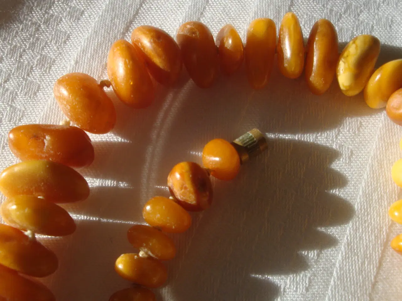 Billede 3 - 2 lyse rav halskæder - sender gerne