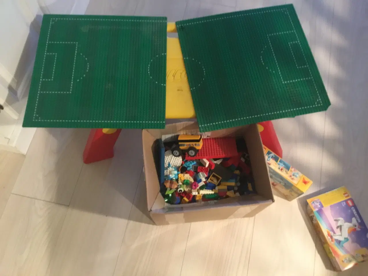 Billede 4 - Lego, en kasse med klodser og bord