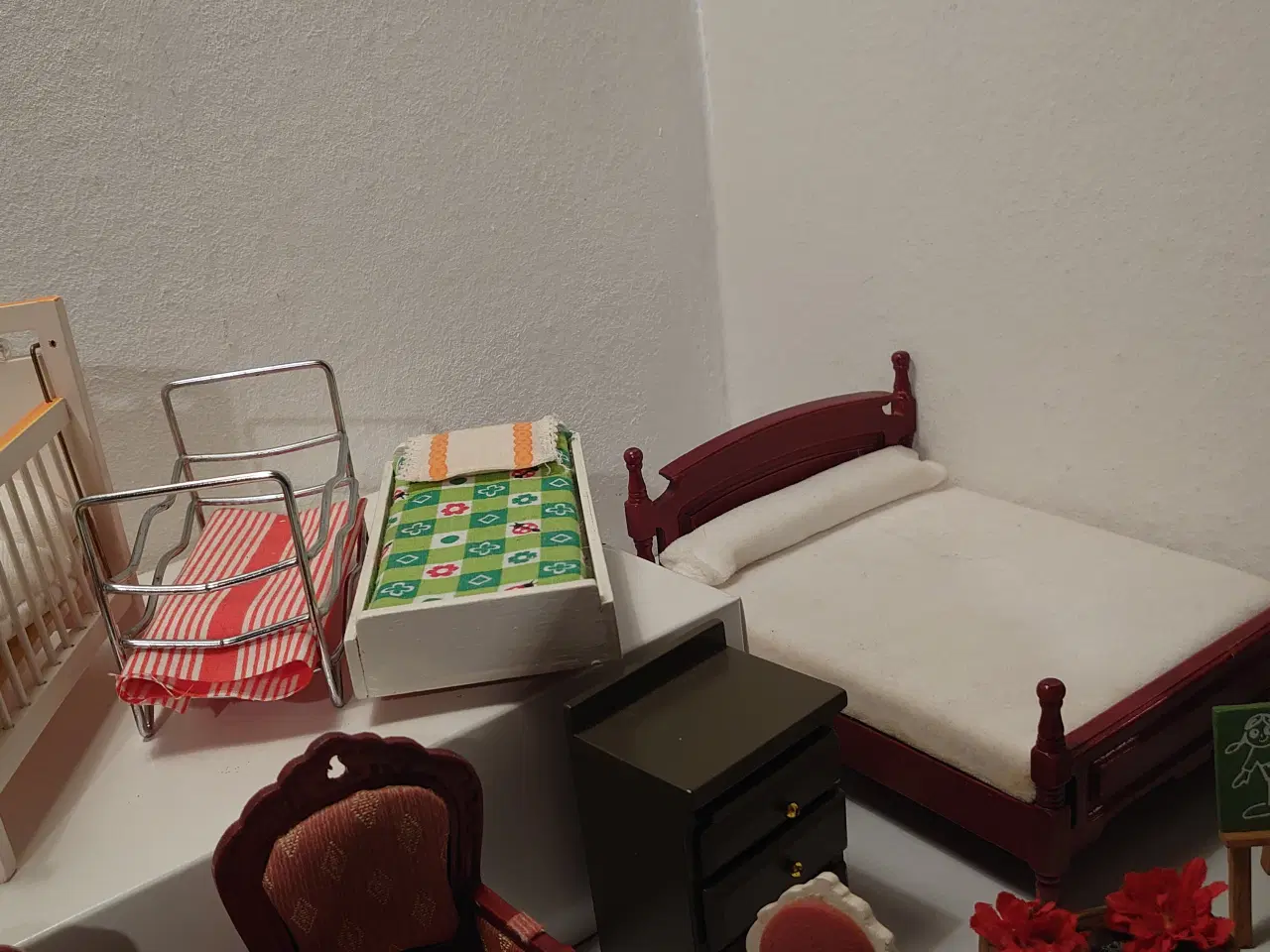 Billede 3 - 20 dele vintage dukkehusmøbler i god stand.