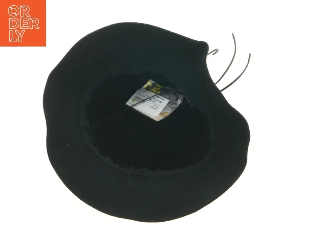 Billede 2 - Sort filthat med bånd fra Wannabes (str. Ø 18 cm)