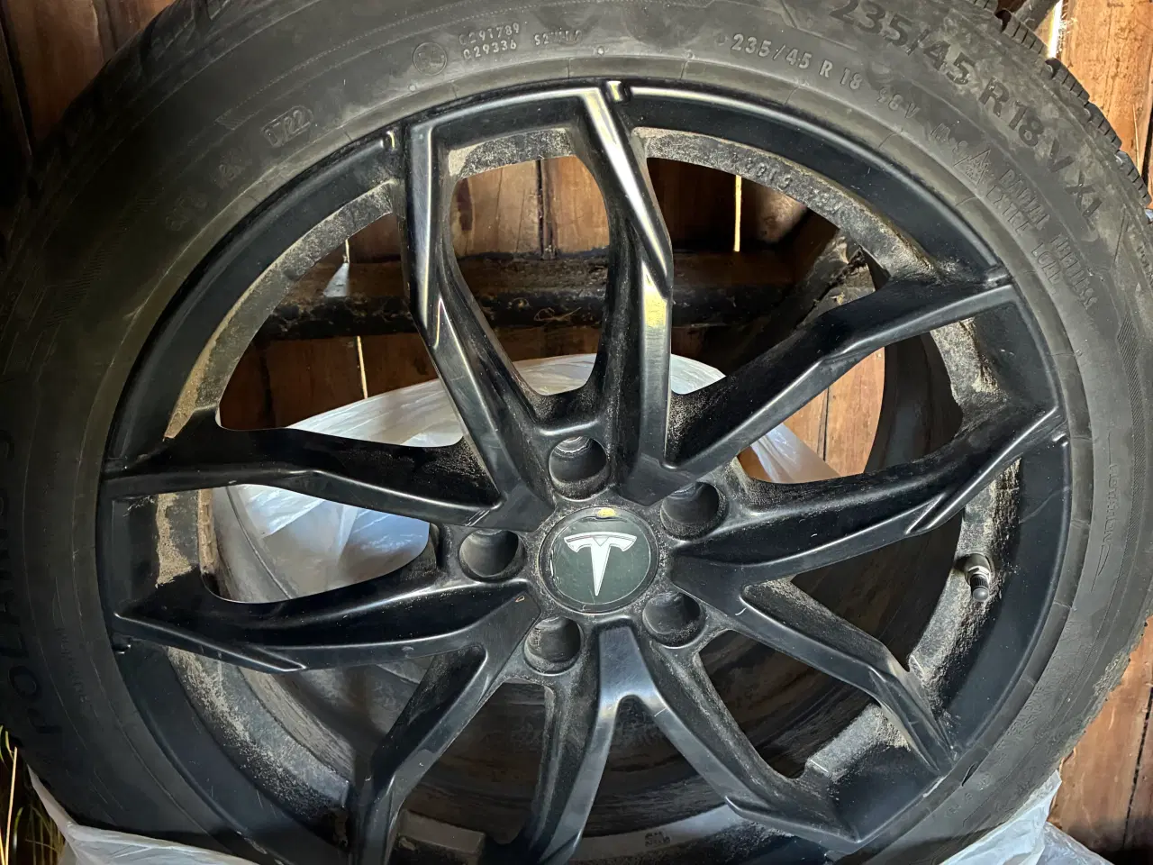 Billede 1 - Tesla model 3 vinterdæk på alufælge 