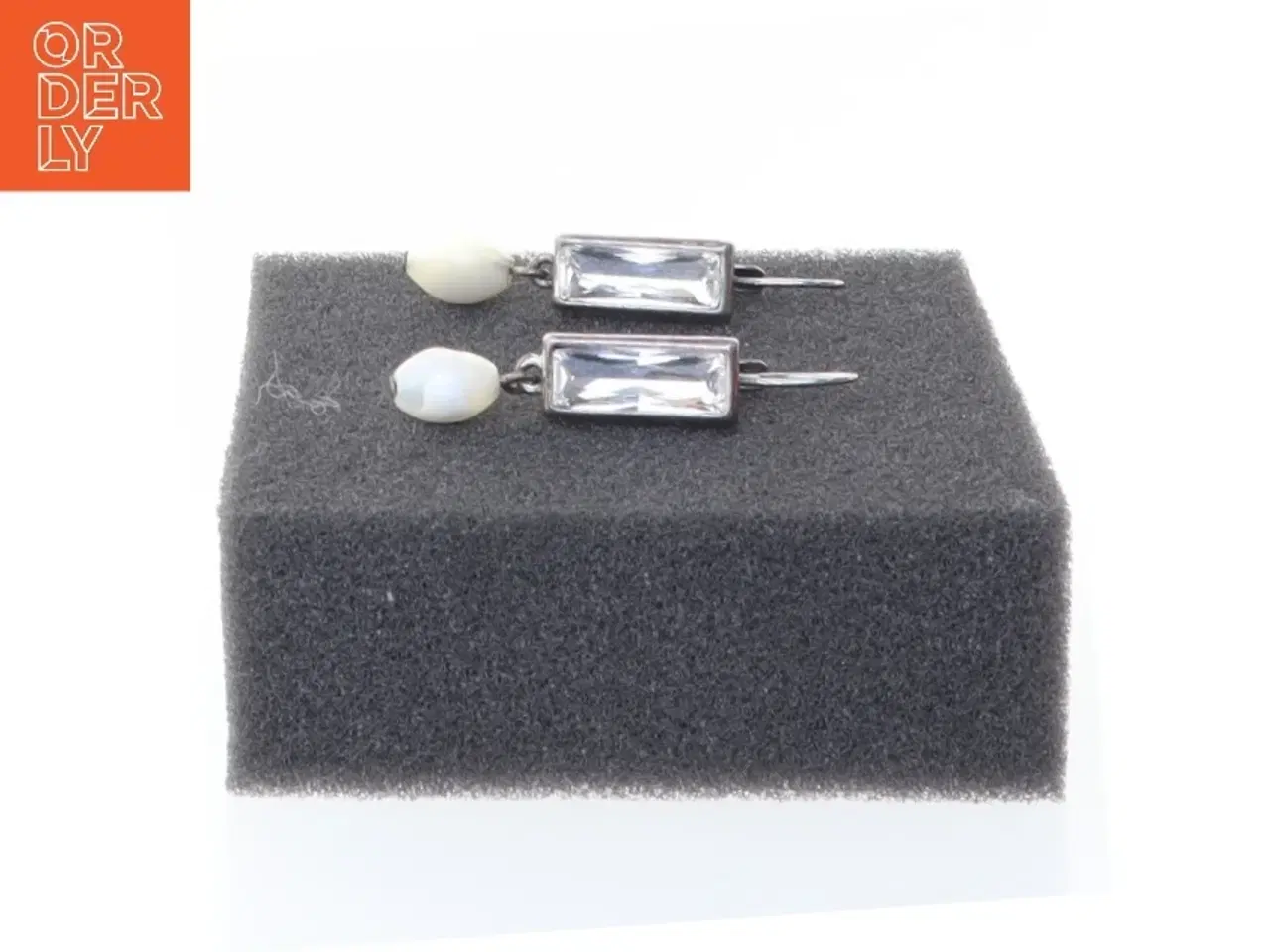 Billede 2 - Øreringe med hvid perle og rektangulær krystal (str. 4 cm)