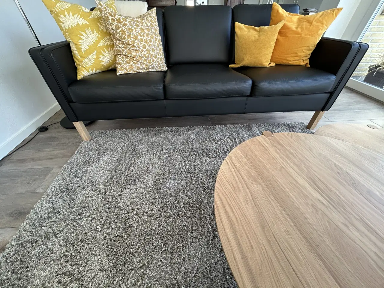 Billede 2 - Sort klassisk sofa med koldskum hynder