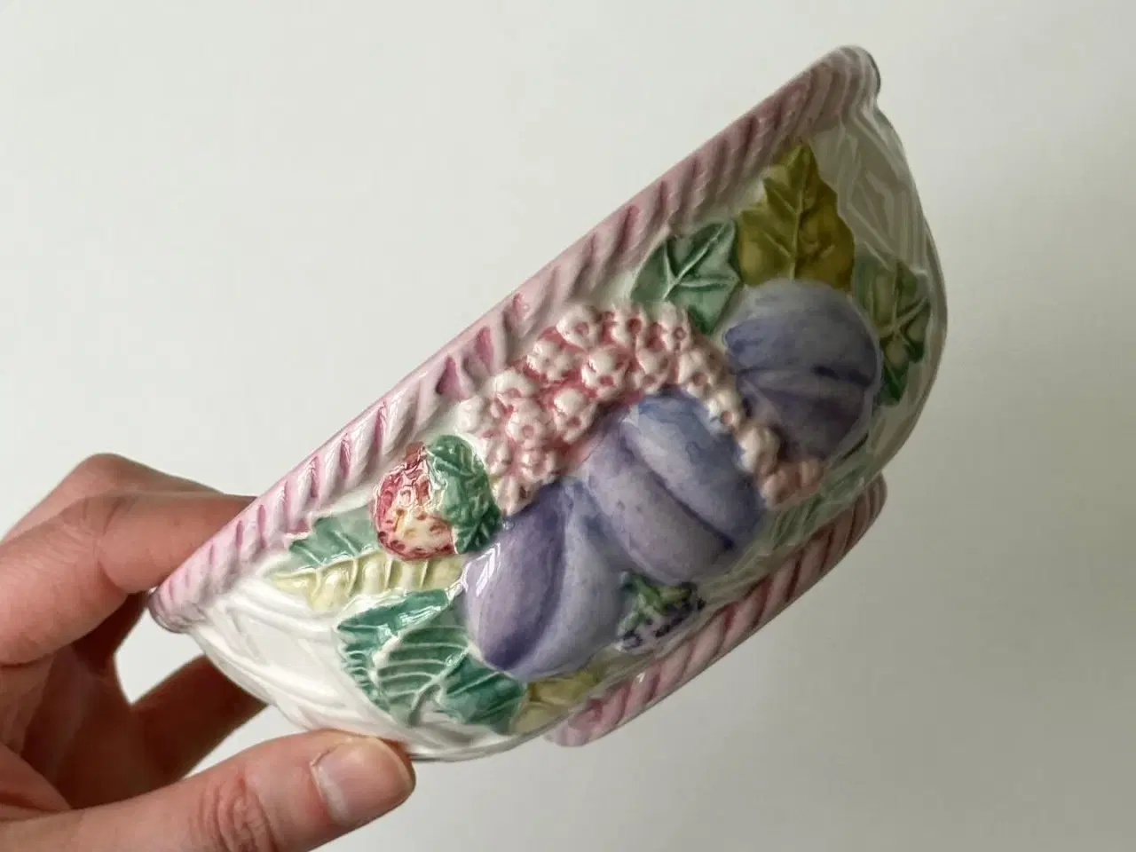 Billede 2 - Fajanceskål m frugt og lyserød kant