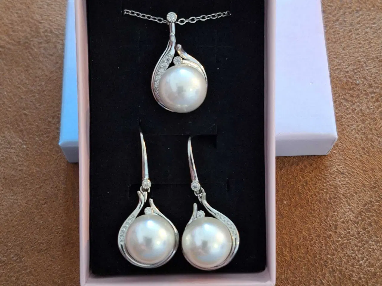 Billede 1 - Sølvfarvet smykkesæt 