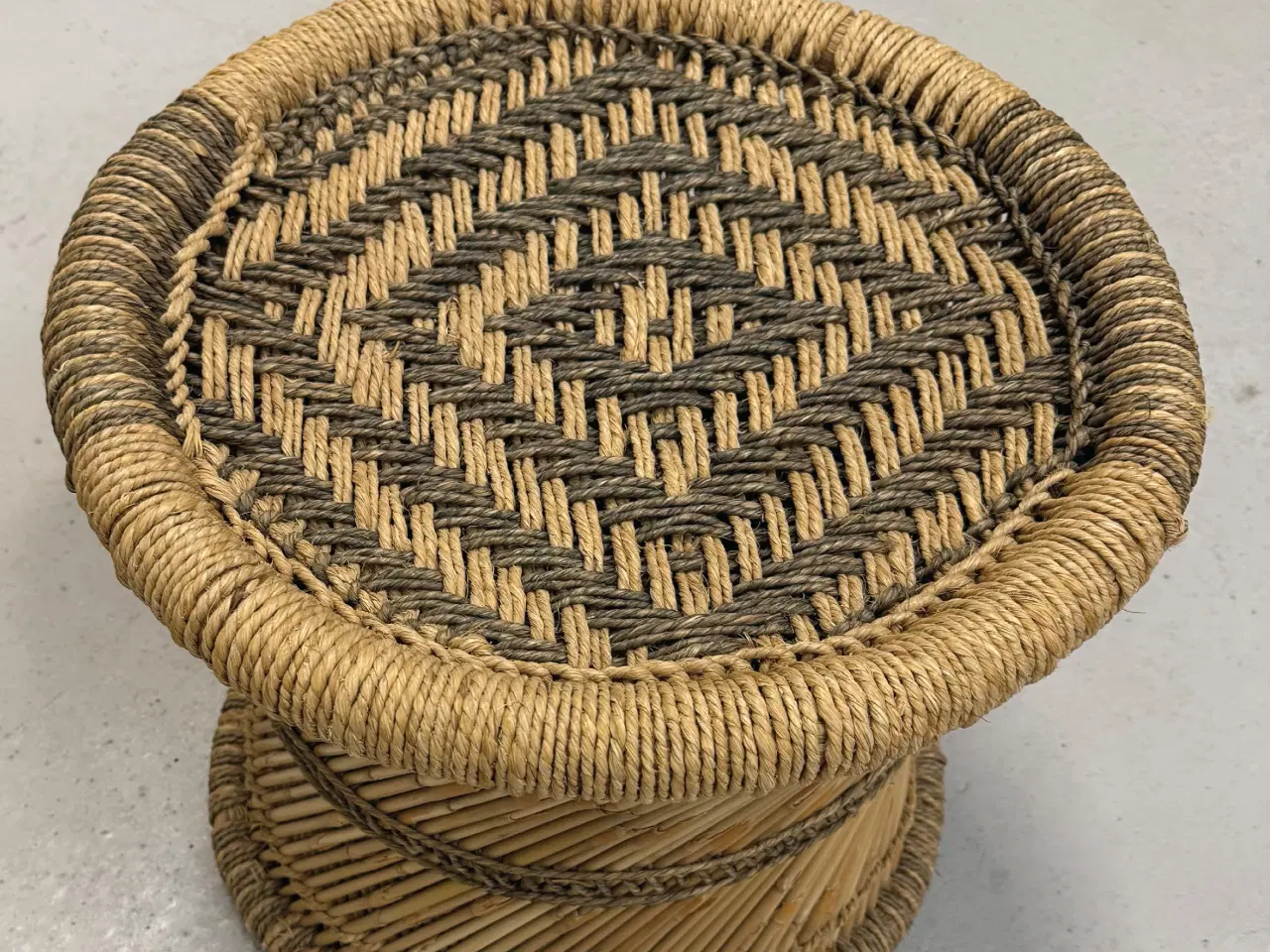 Billede 2 - Håndflettede rattan taburet/sidebord til stuen