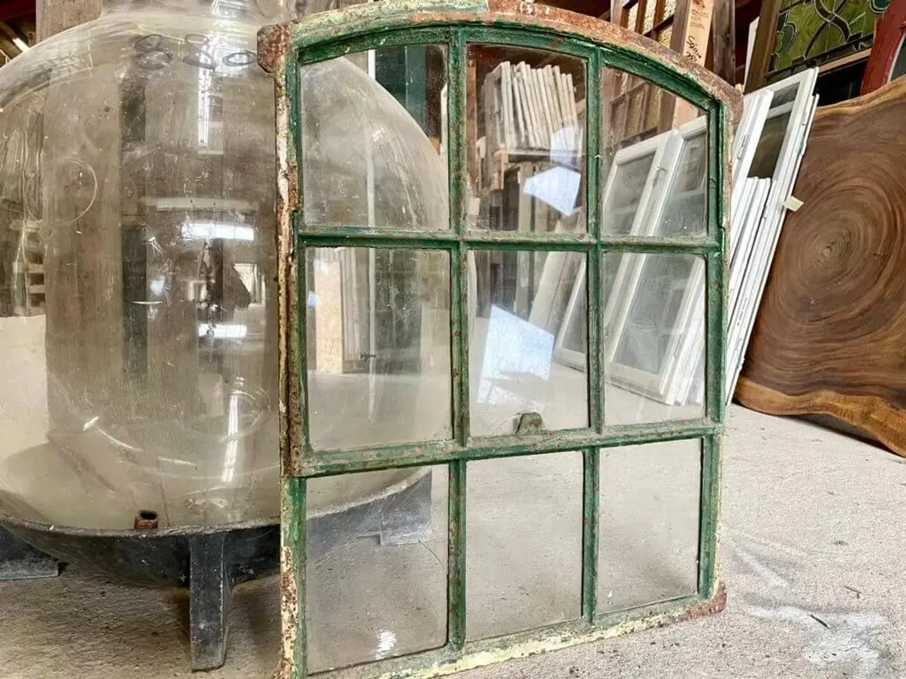 Billede 3 - Klassisk, buet støbejernsvindue