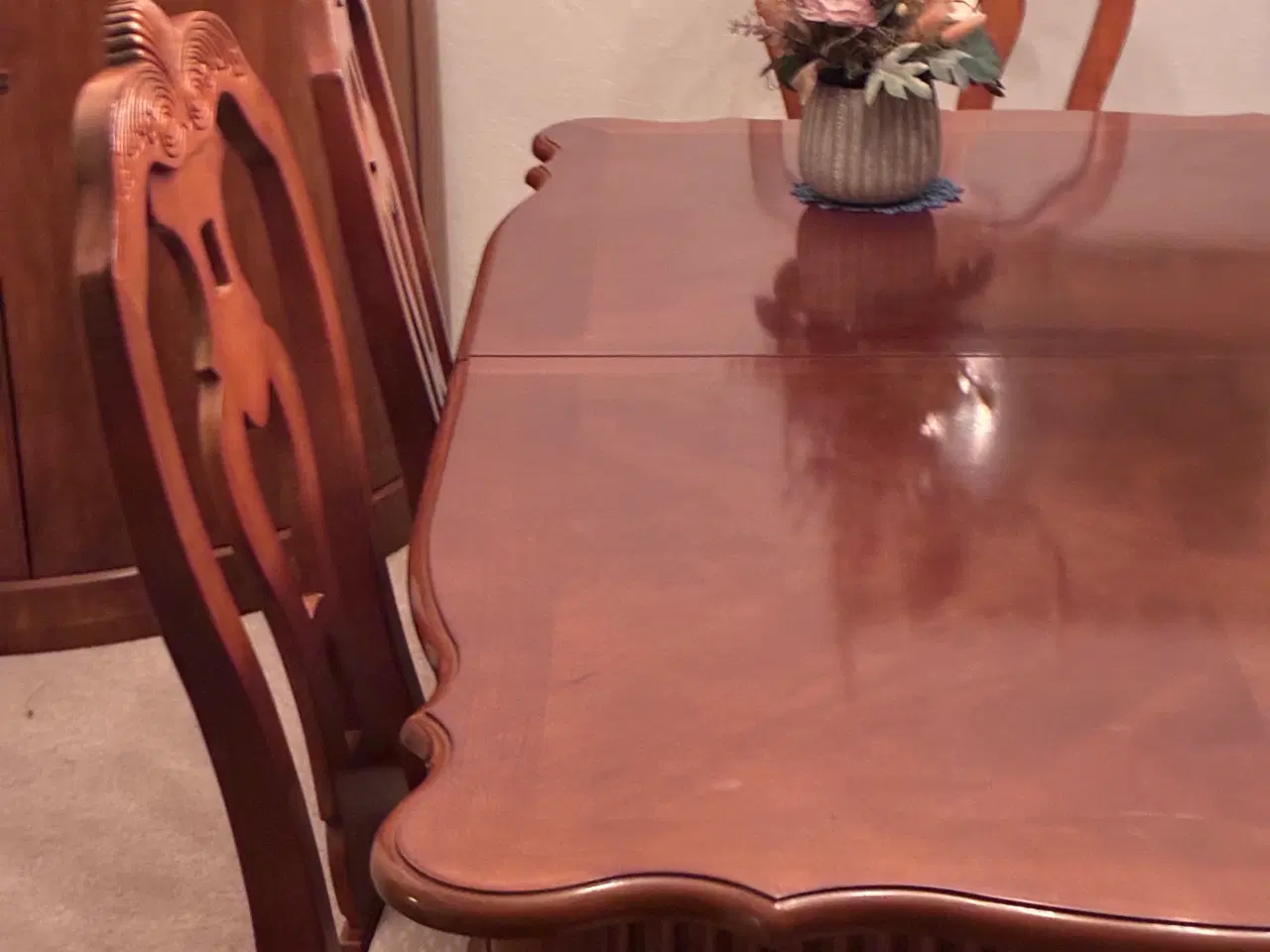 Billede 1 - Spisebord med plader