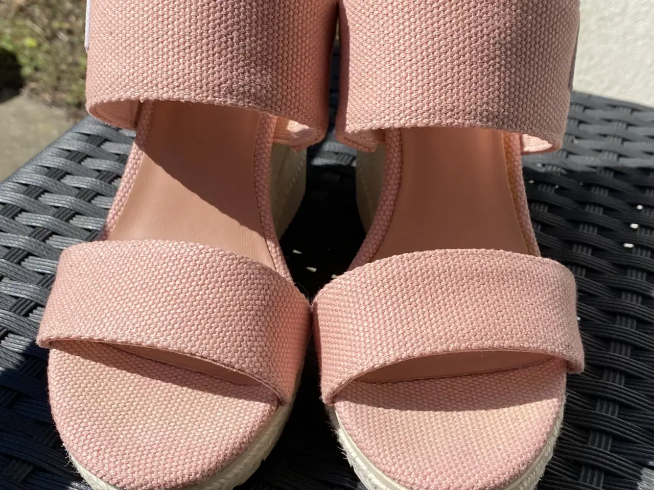 Billede 4 - Calvin Klein kilehæl sandaler – nude, som ny.