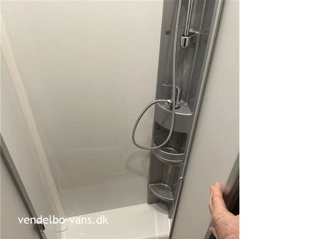 Billede 13 - 2026 - Dethleffs Just T 7052 EBL   Enkeltsenge over garagen og face to face siddegruppe