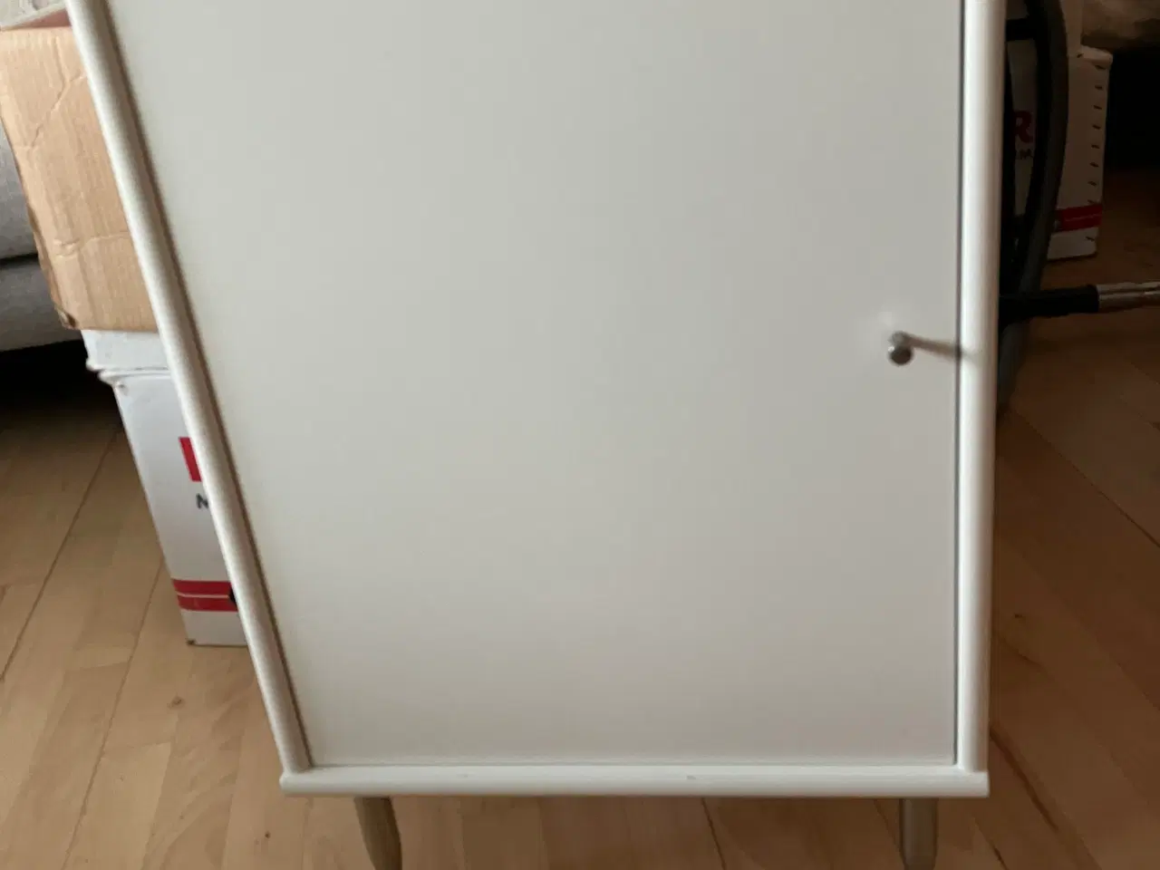 Billede 1 - Skab, højt med låge.