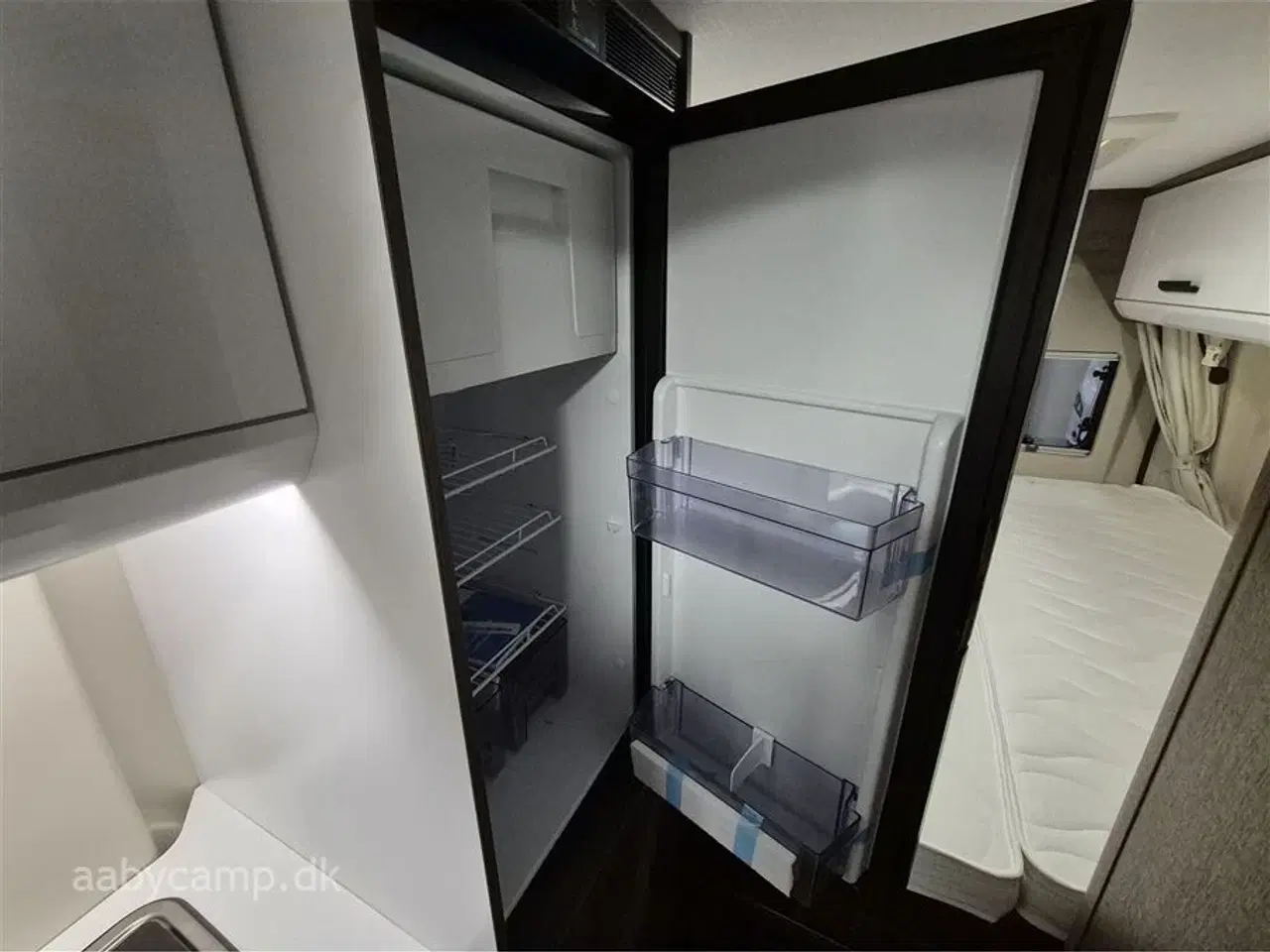 Billede 18 - 2026 - Benimar Benivan 160 PLUS   NK Pakke. Automatgear. 140Hk. 200W solcelle. Kompressor køleskab. Webasto Dieselvarme. Elektrisk indgangstrin. Metallak