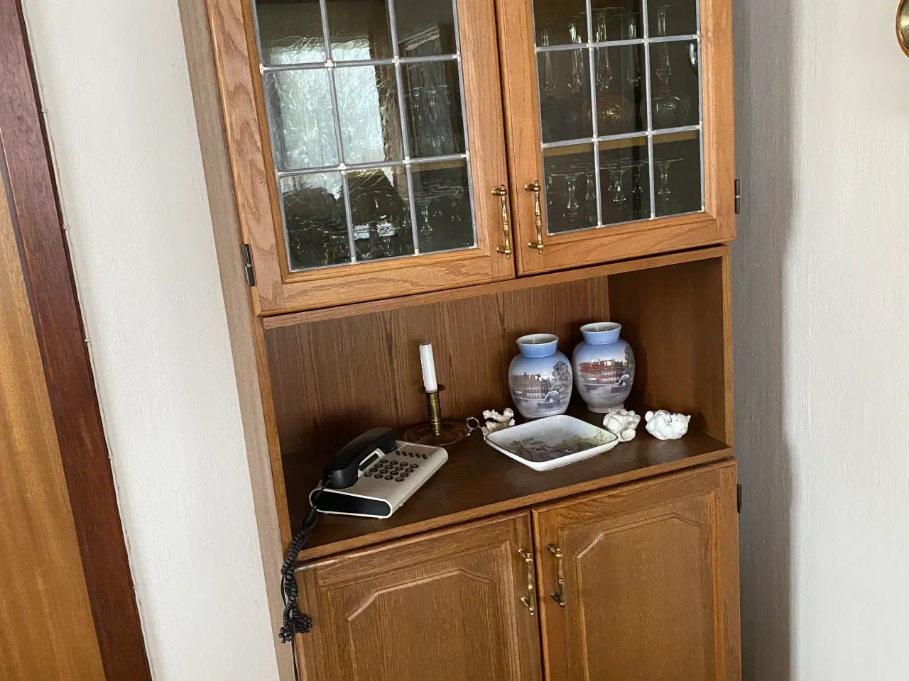 Billede 5 - Klassisk opbevaringsskab med glaslåger. 