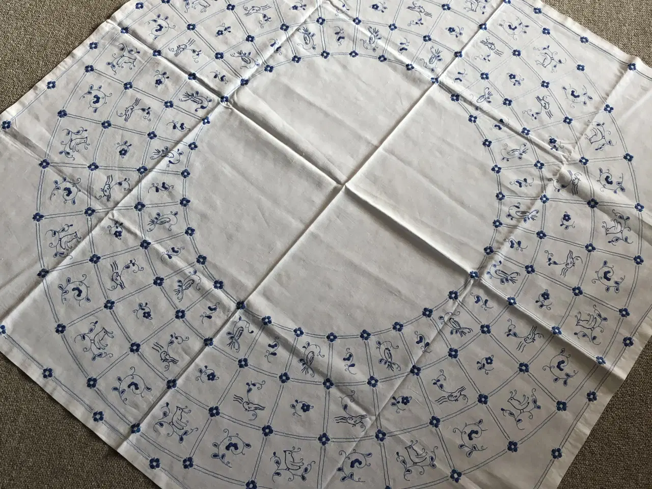 Billede 1 - Broderet dug.  -  Passer til mågestel.