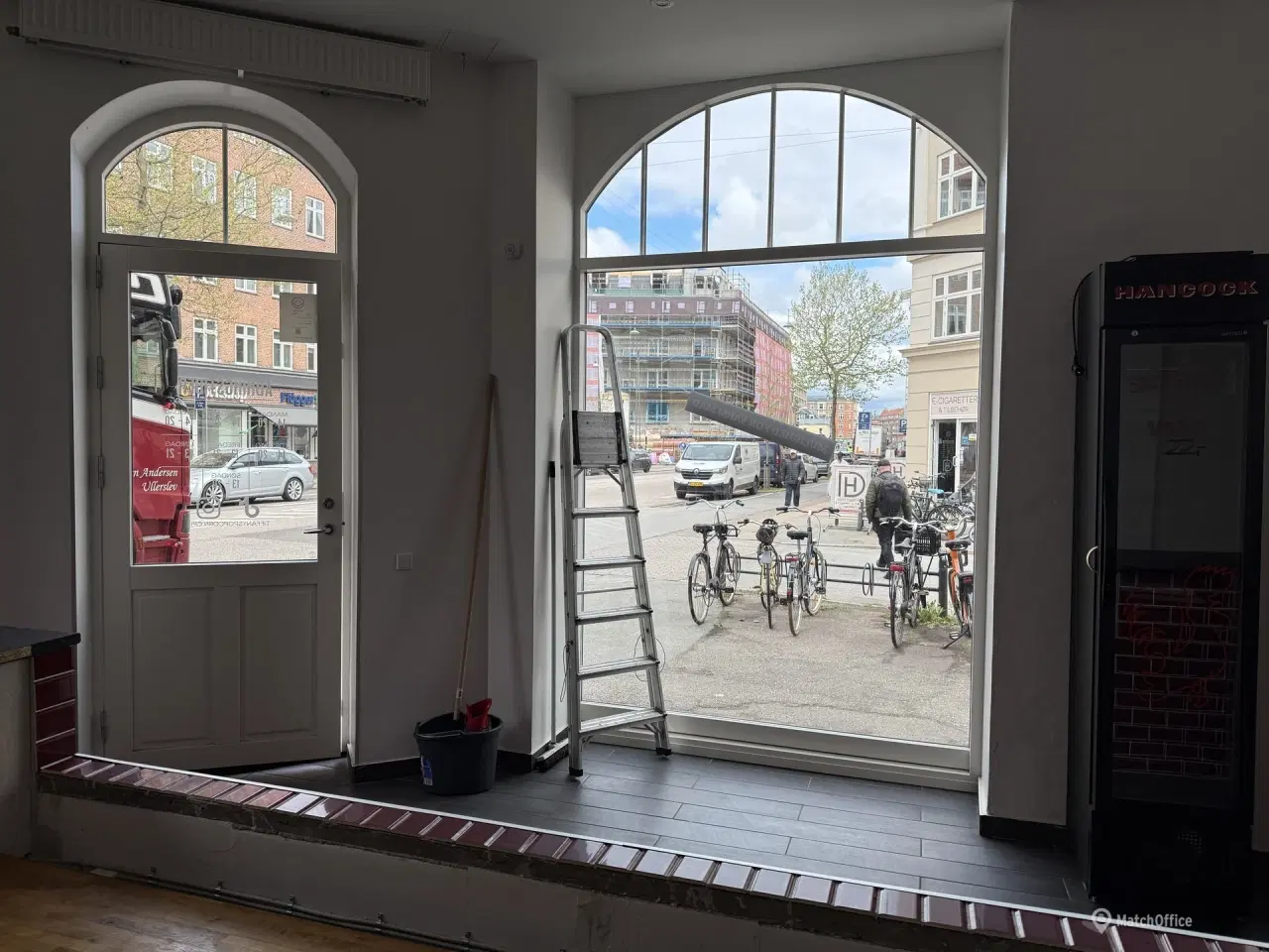 Billede 12 - Flot hjørnebutik med stort vinduesparti