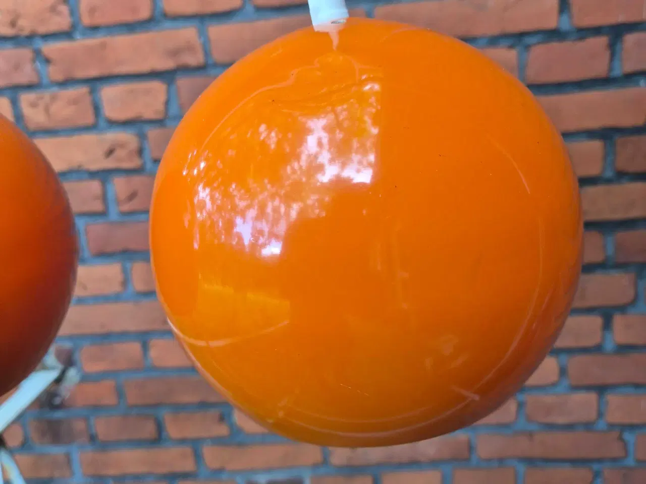 Billede 6 - To orange kuglelamper 