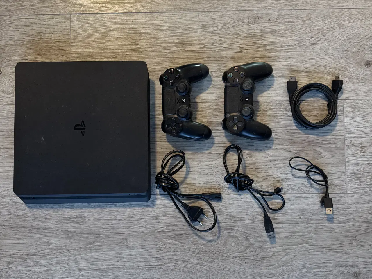 Billede 1 - Playstation 4 Slim inkl 2 controllere og kabler