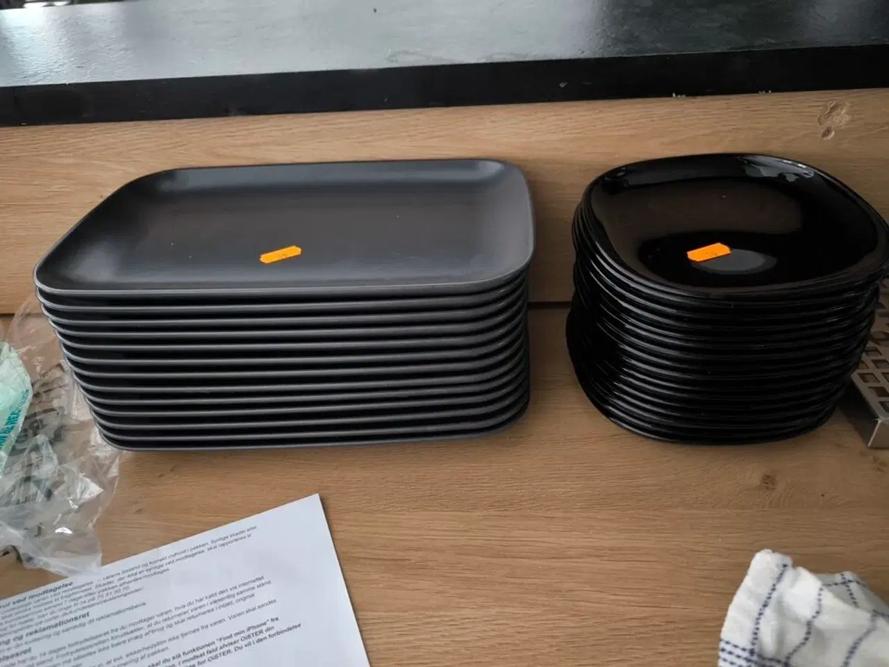 Billede 4 - Hylder med indhold samt service