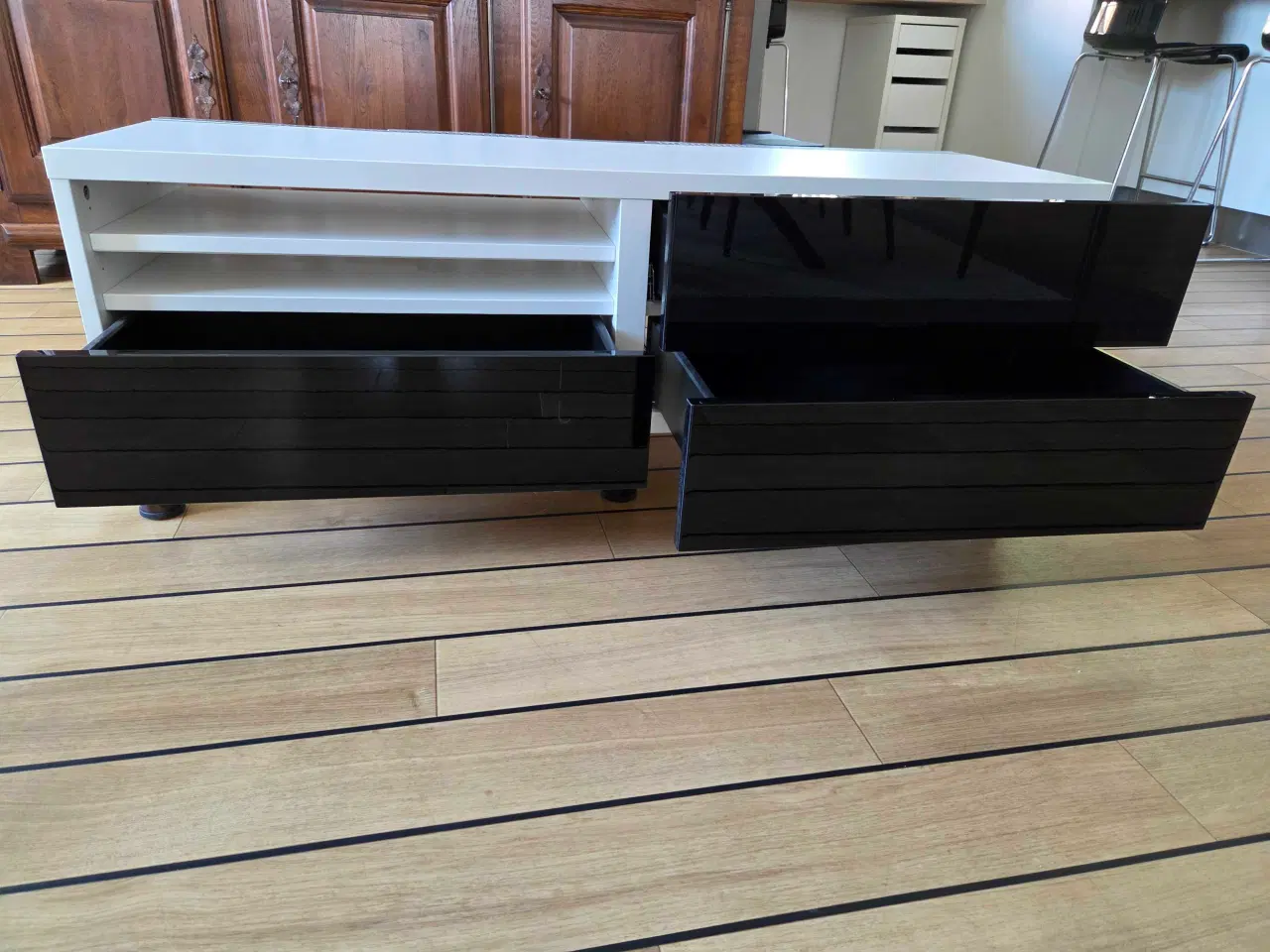 Billede 2 - Ikea TV-bord med skuffer og hylder