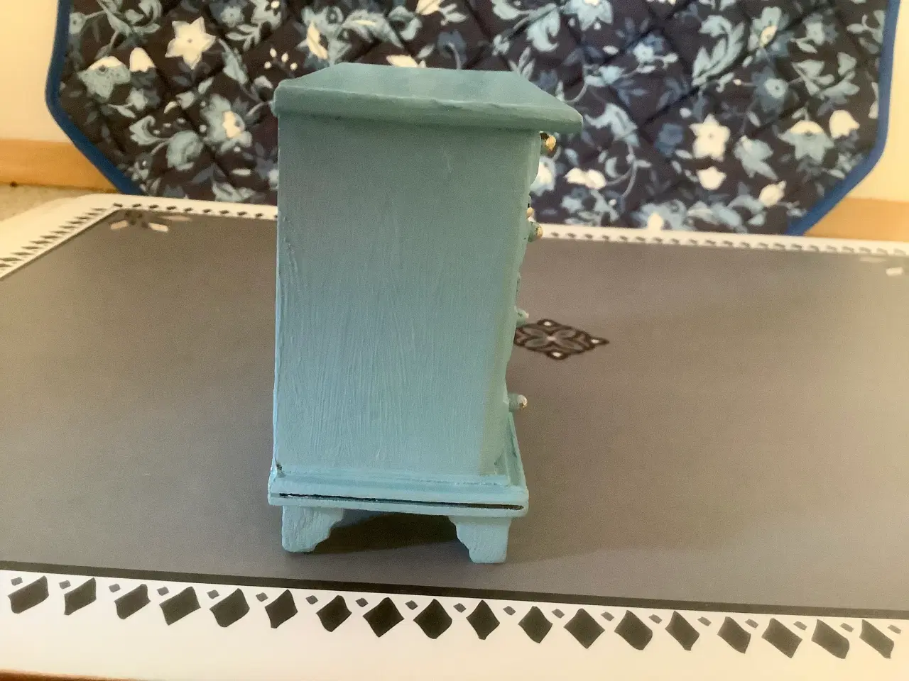 Billede 4 - Dukkehusmøbler - ældre kommode skala 1:12.