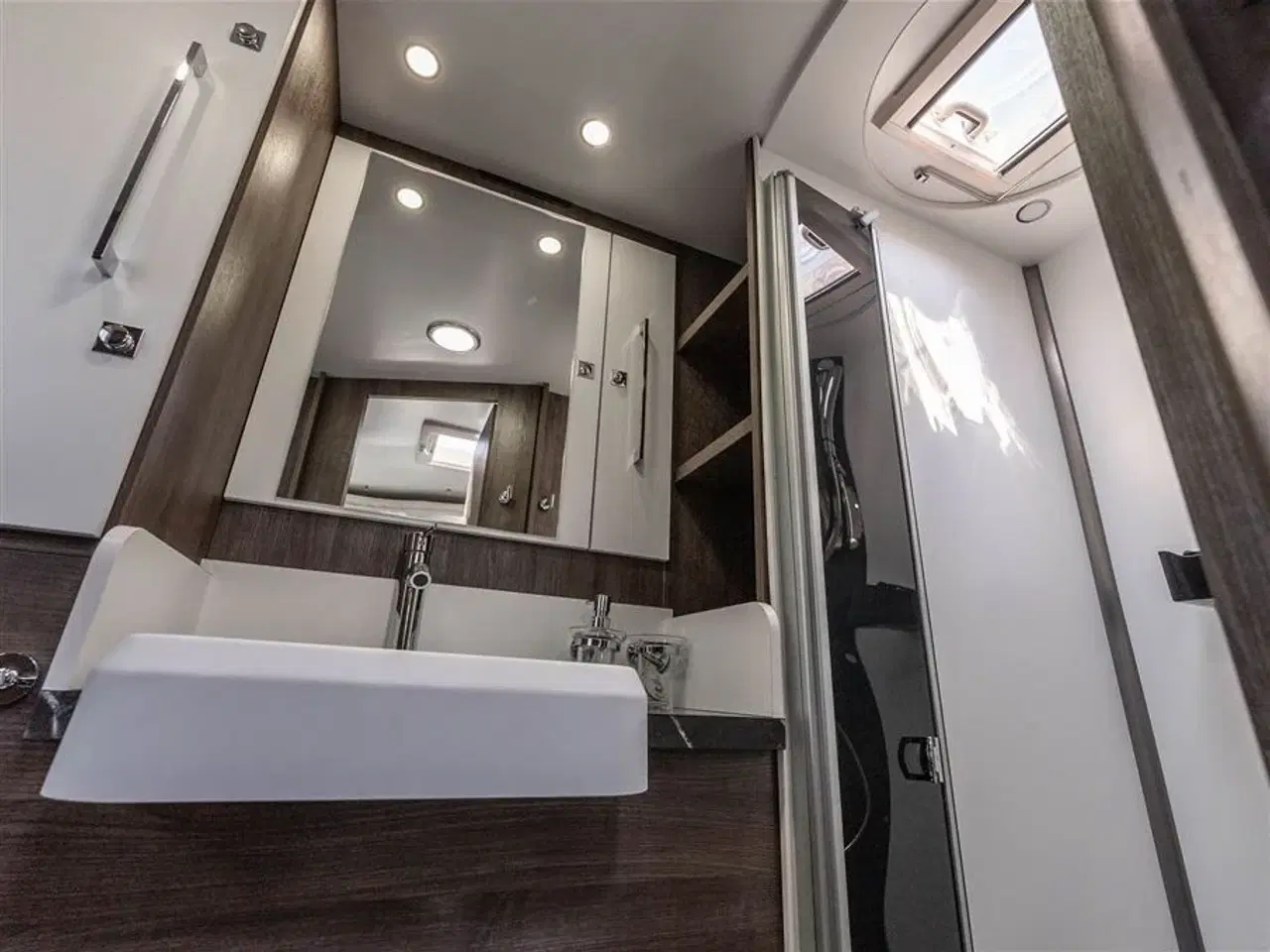 Billede 9 - 2026 - Benimar Tessoro 488 Rummelig camper med face-to-face siddegruppe