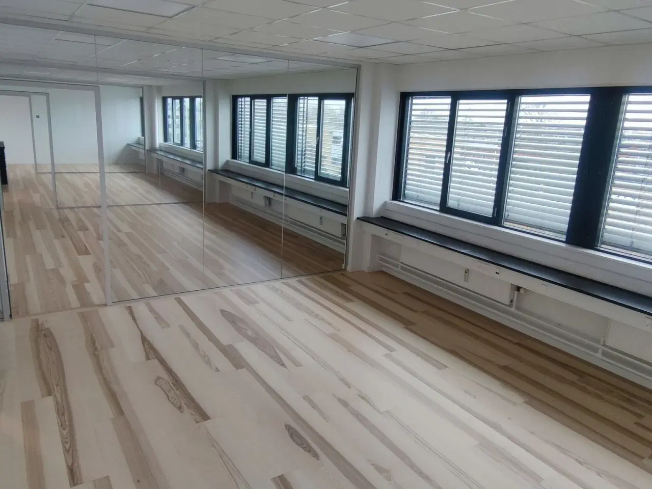 Billede 14 - Kontorlokaler udlejes.