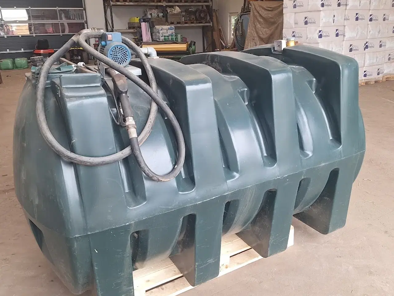 Billede 1 - Dieseltank 2500 l m. Pumpe