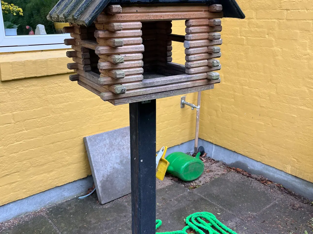 Billede 1 - Fuglefoderhus på fod, stabilt