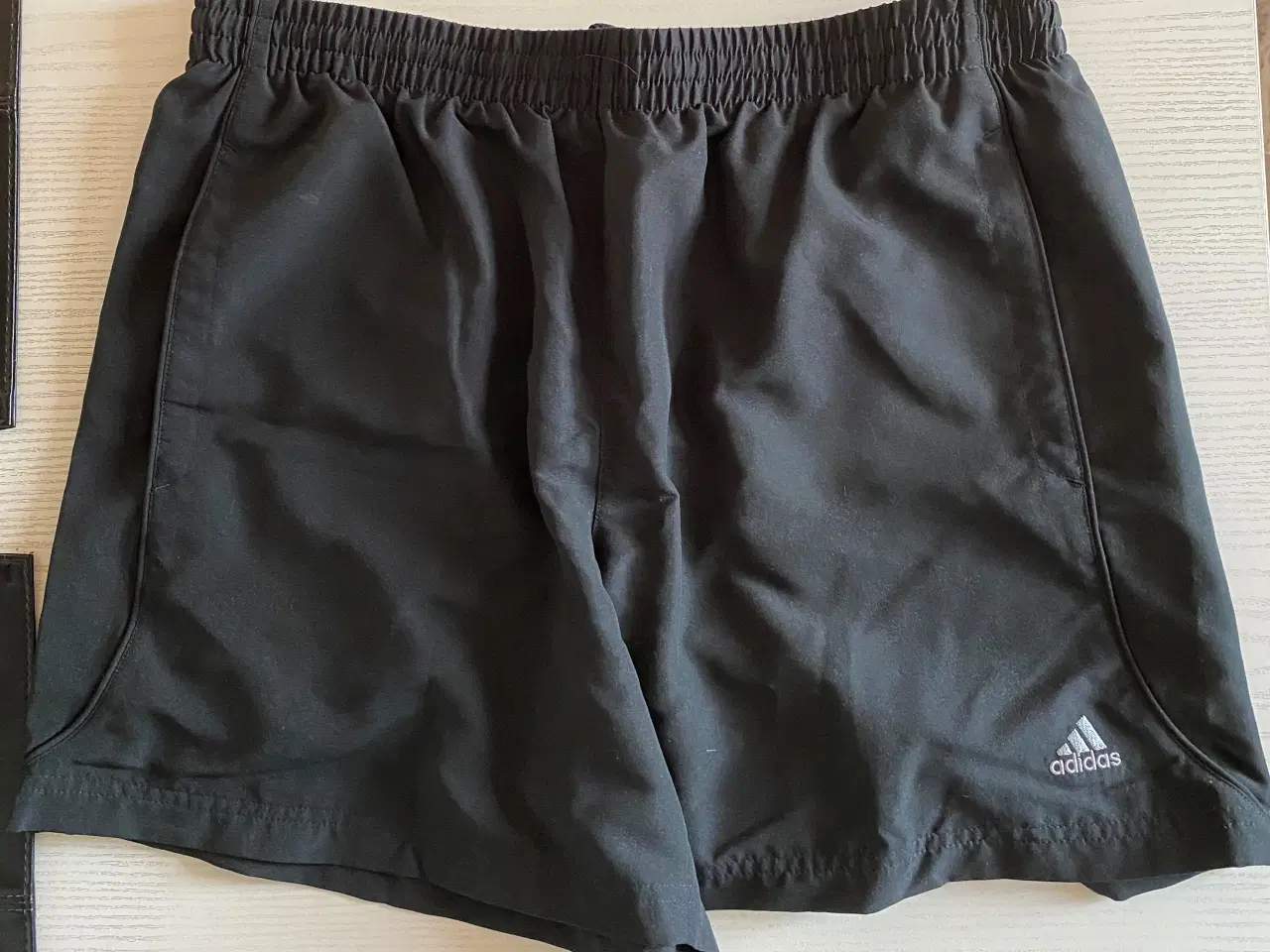 Billede 2 - T-shirt og shorts 