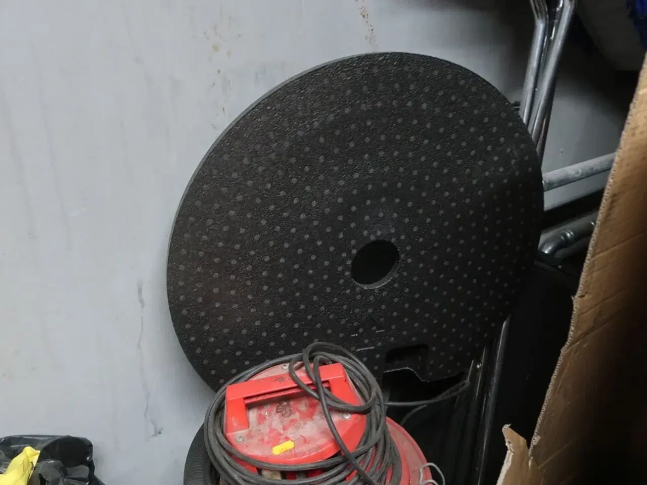 Billede 4 - Reol med indhold samt støvsugere