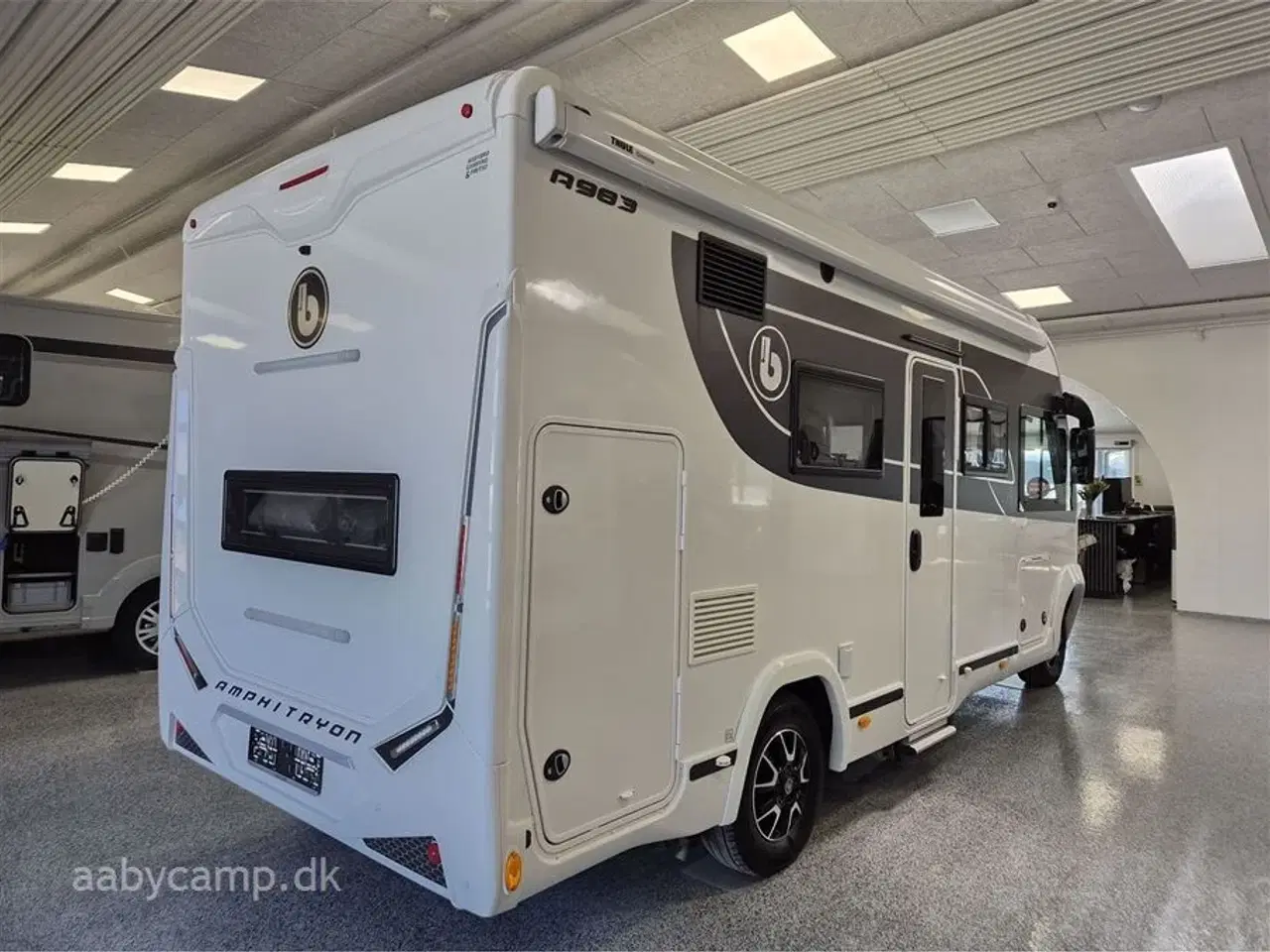 Billede 2 - 2023 - Benimar Amphitryon 983   Solceller. 2x Batterier. 2000w inverter. markise. A/C i bo-del. helårsdæk. undervognsbehandling. helårsdæk. Elektrisk indgangstrin. kun 16000 km!!!