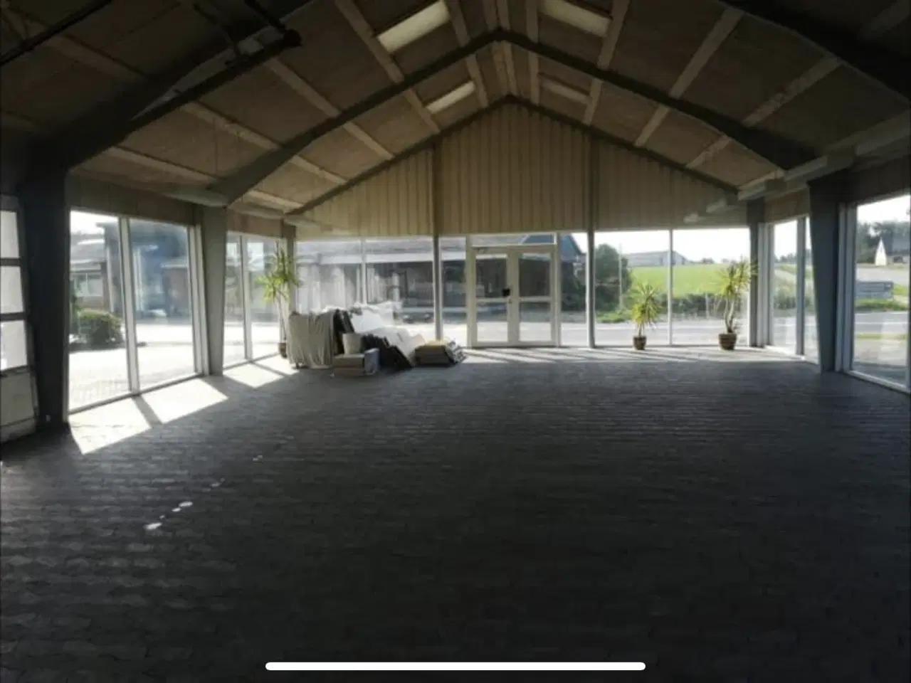 Billede 2 - Udstillingshal med glas vinduer og port