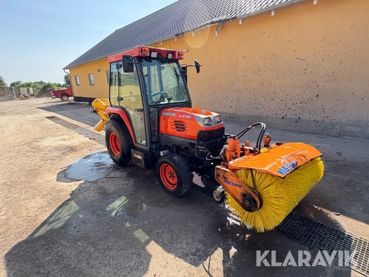 Billede 3 - Traktor Kubota STV36 med kost og spreder