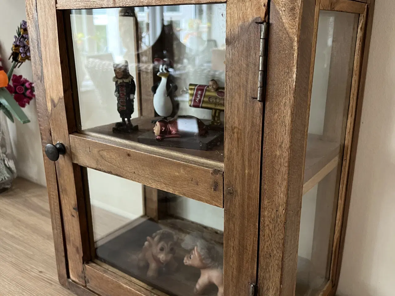 Billede 3 - Smukt lille vitrineskab i genbrugs træ og glas 