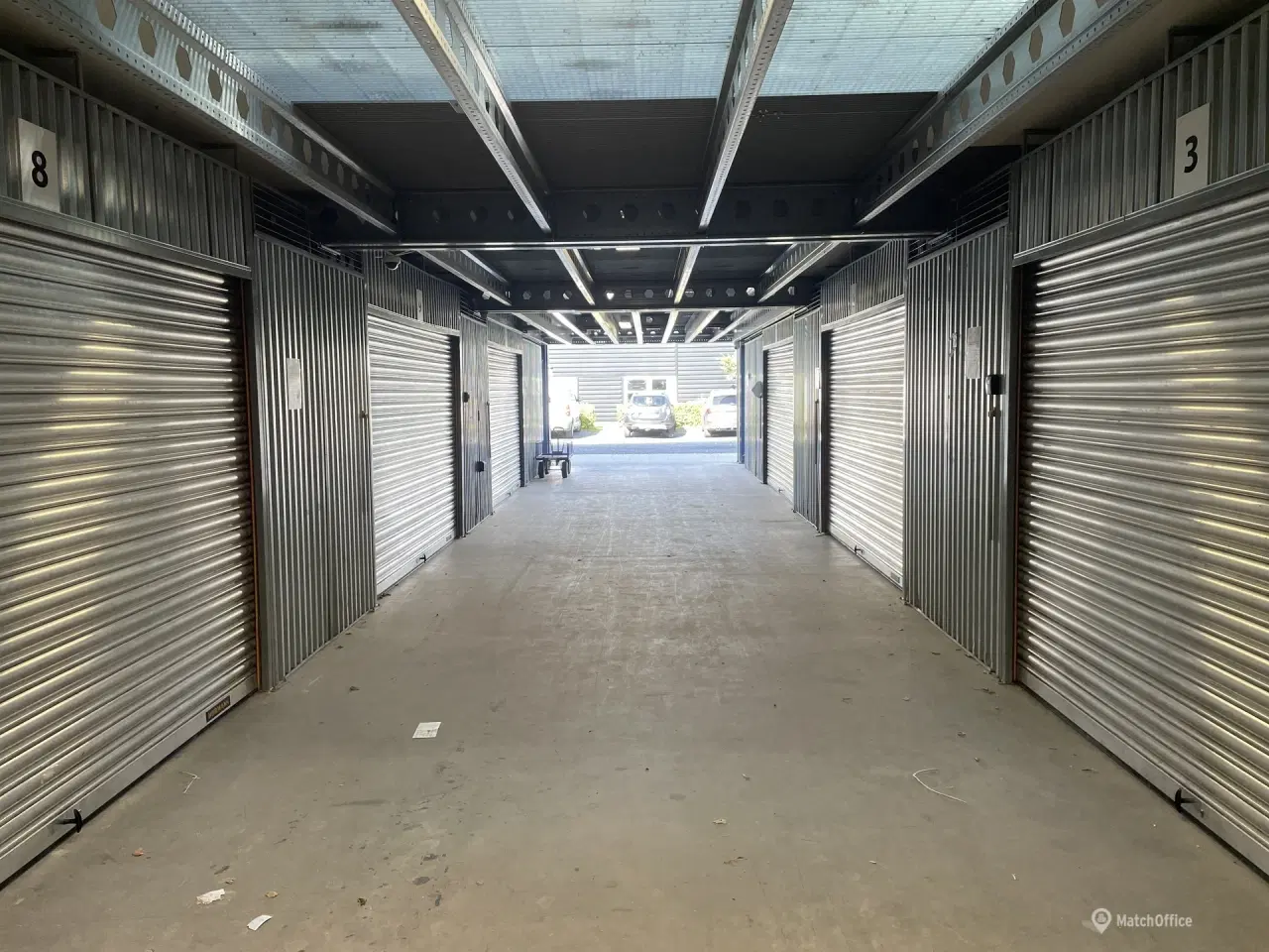 Billede 6 - Rummeligt tørt lager i gadeplan med port - bil kan køres helt til lager