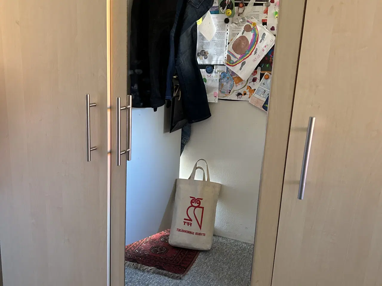 Billede 1 - Klædeskab med spejl, 3 låger, 3 skuffer, 5 hylder