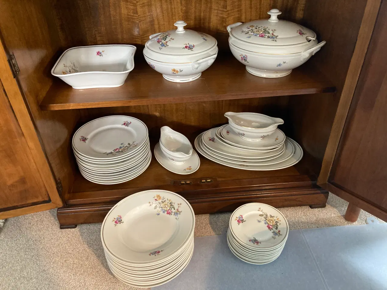Billede 1 - Spisestel porcelæn “Triplis”
