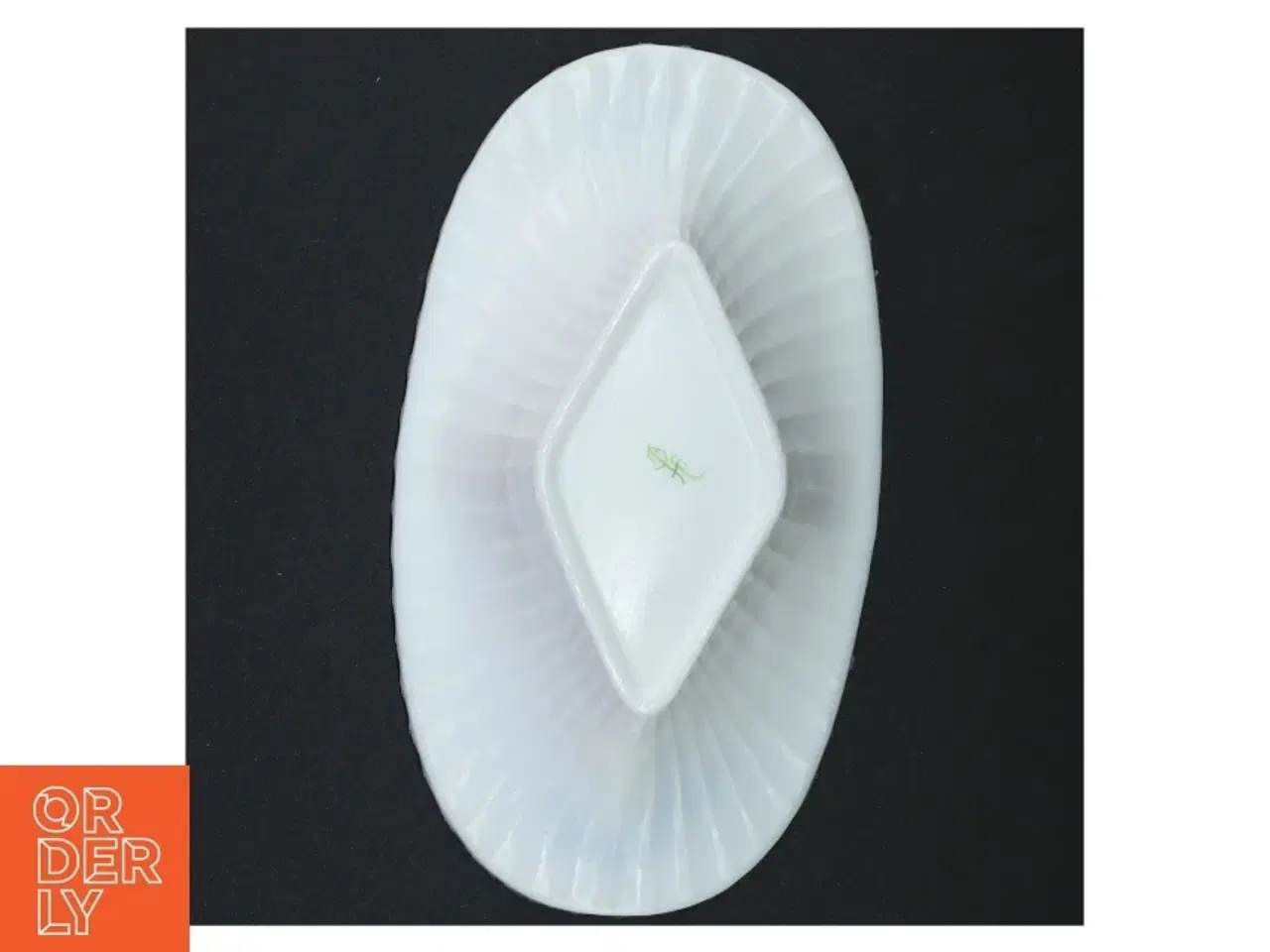 Billede 3 - Hvid opaline presset glas skål med bølget kant (str. 22,5 x 12,5 x 7 cm)