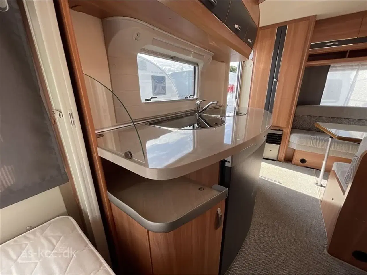 Billede 5 - 2013 - Hobby De Luxe 440 SF   Hobby de Luxe 440 SF årgang 2013. 4 sovepladser, 5 siddepladser, Mover, gulvvarme, tæppe i vognen, Isabella Capri 2,5 m fortelt