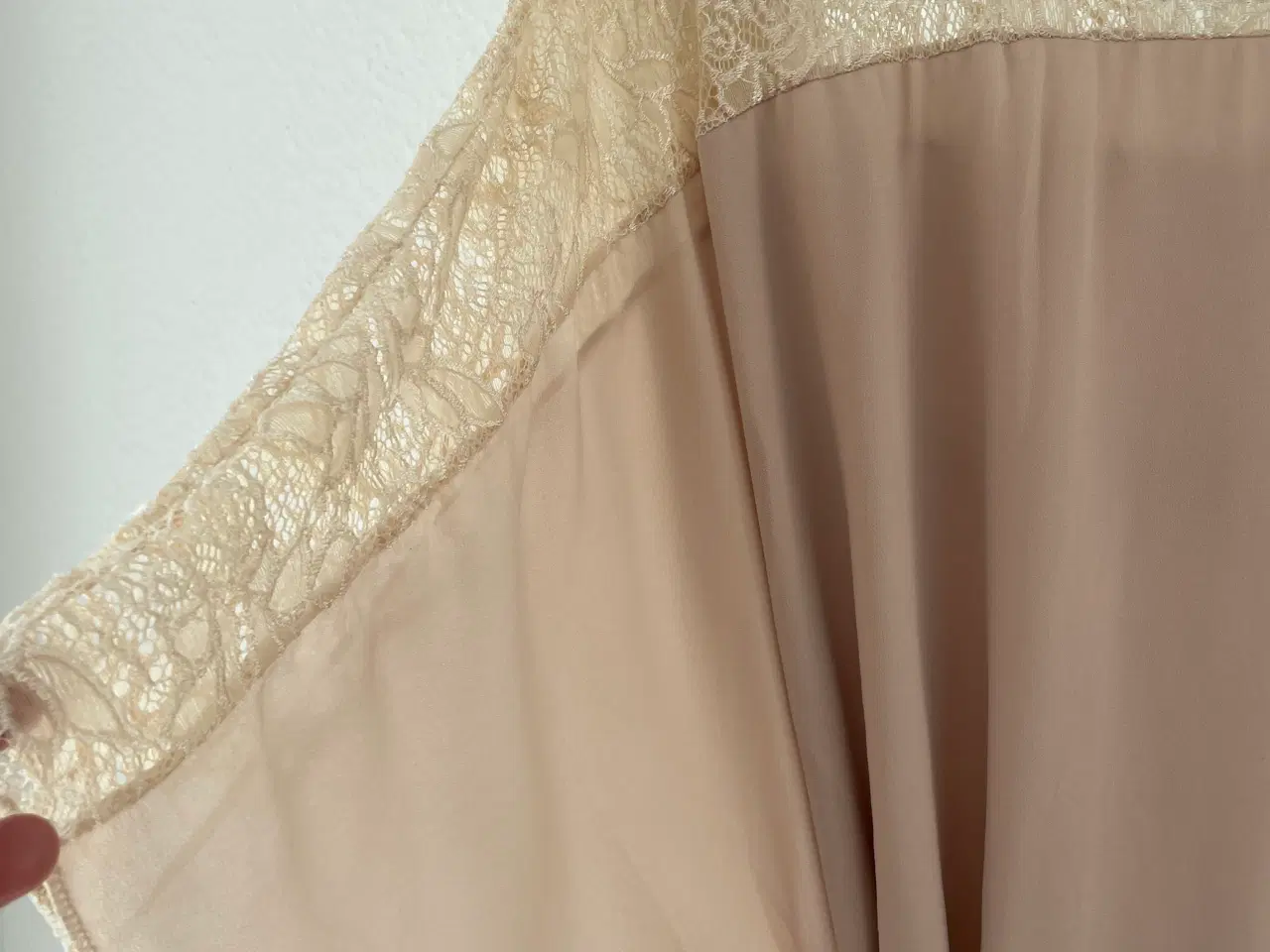Billede 4 - Smuk kjole fransdesignet str one size