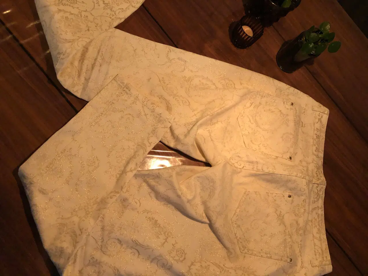 Billede 3 - Hvide bukser med guldmønster