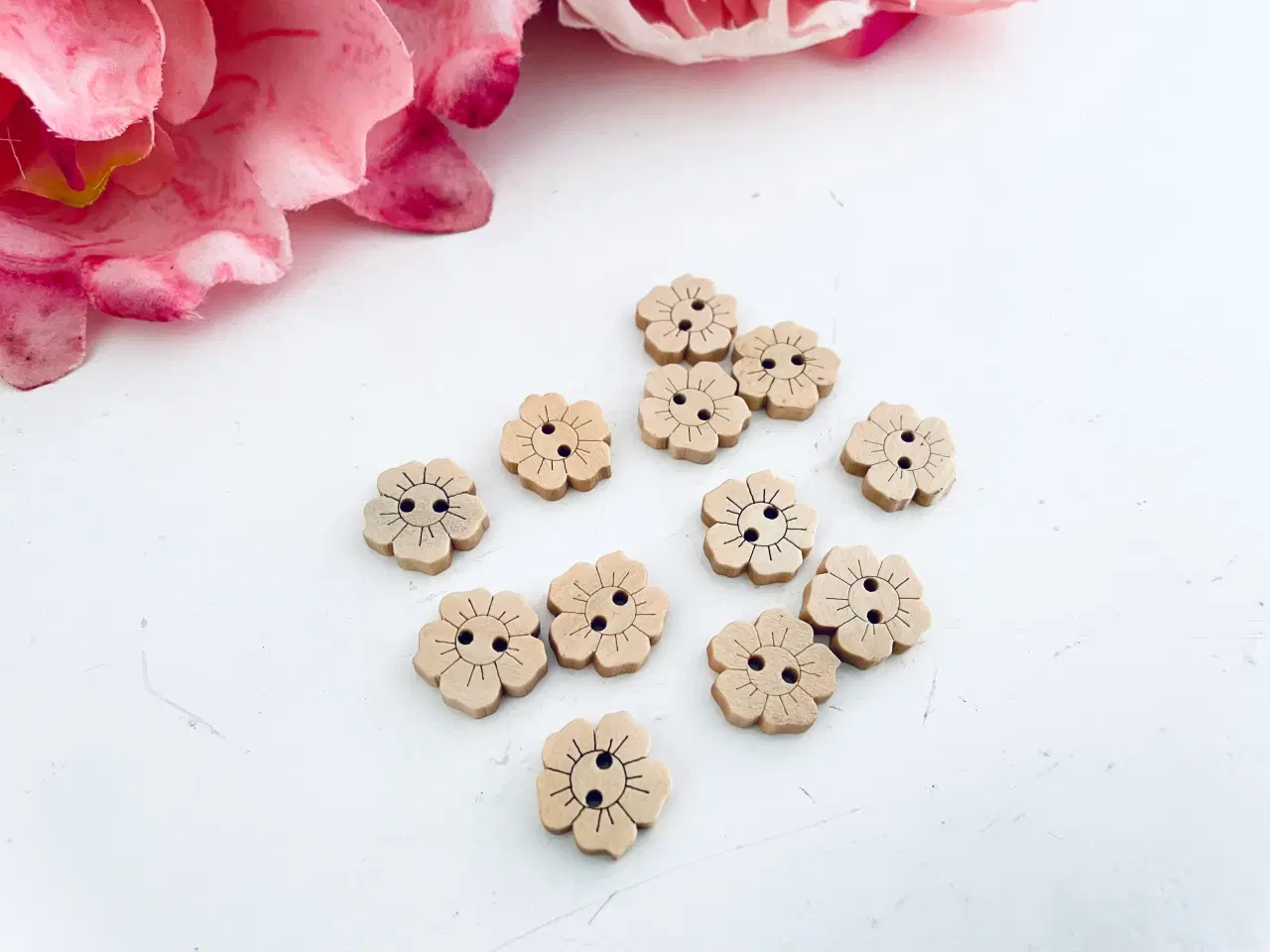 Billede 5 - Knapper blomster i træ 12 stk.