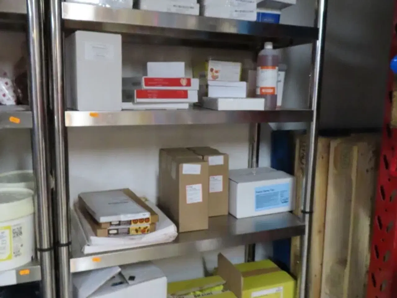 Billede 5 - Div. reoler med indhold