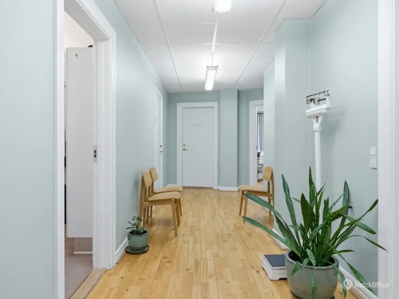 Billede 4 - Lyse kliniklokaler med central placering