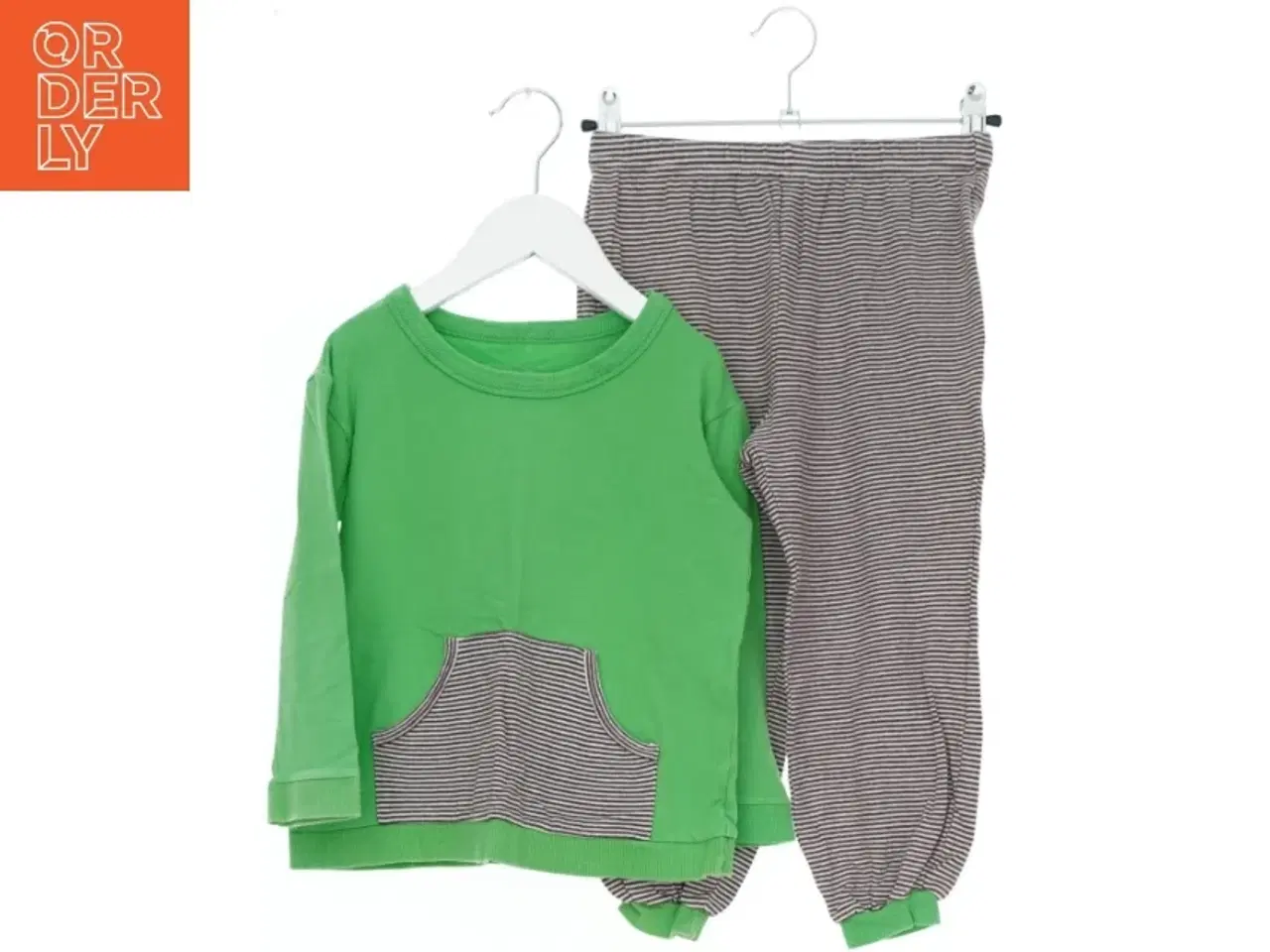 Billede 1 - Sæt med trøje og bukser fra Entry (str. 110)